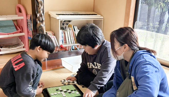 子どもたちとレクリエーションを楽しむスタッフの様子